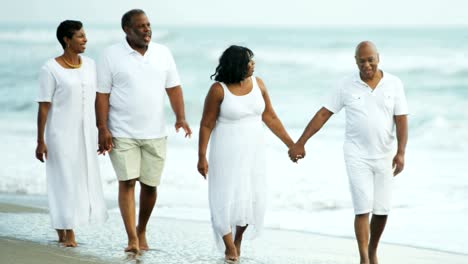 Afrikanische-amerikanische-Paare-Ruhestand-Lebensweise-am-Strand