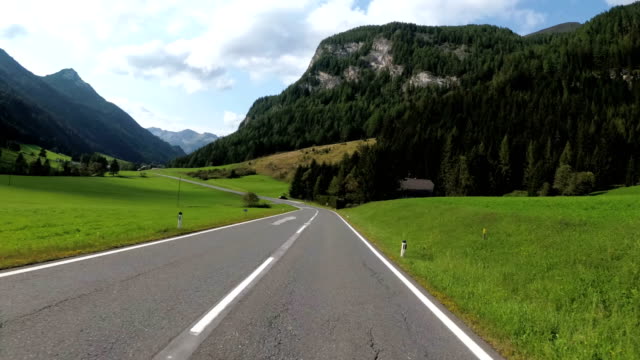 Motociclistas-paseos-en-un-hermoso-paisaje-camino-de-montaña-en-Austria.-Vista-en-primera-persona