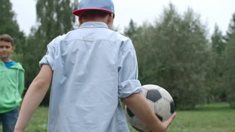 Jungen-tragen-Fußball