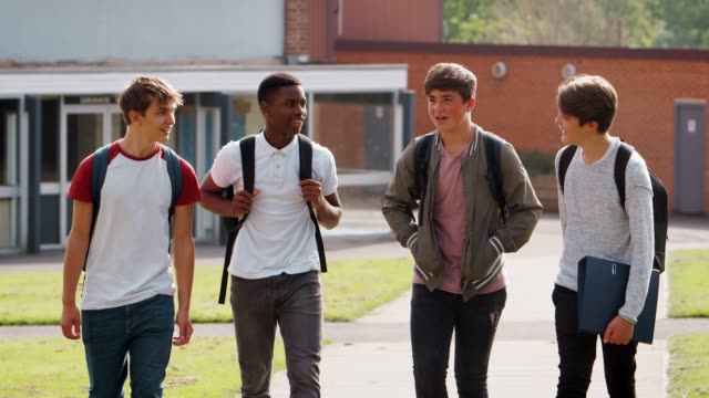 Gruppe-von-männlichen-Jugendlichen-Studenten-herumlaufen-College-Campus