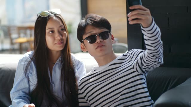 Pareja-asiática-teniendo-Selfie-en-terraza-al-aire-libre