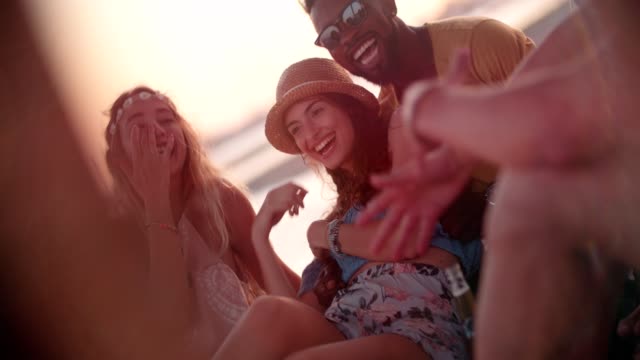 Multi-ethnischen-Hipster-Paare,-die-Spaß-mit-Freunden-bei-Beachparty