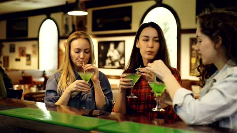 Beste-Freunde-sind-Toasten,-Gläser-Klirren-und-tranken-Cocktails-in-schicke-Bar.-Frauen-feiern-etwas-zusammen.