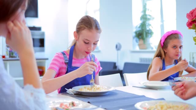 Kinder-oder-Jugendliche-in-der-Küche-sitzen-und-Essen