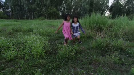 4K-zwei-kleine-Mädchen-herumlaufen-im-park