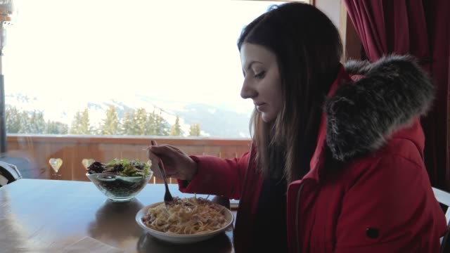 Esquiador-come-espaguetis-en-un-café-de-las-montañas-en-invierno