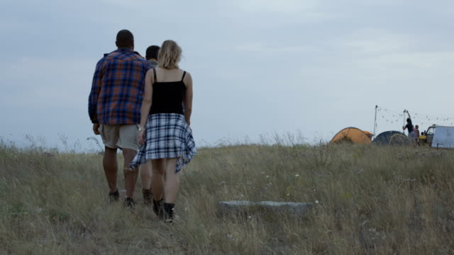 Group-of-tourists-walking-on-campsite