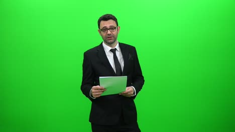 Männlichen-Nachrichtensprecher-präsentiert-auf-Green-Screen