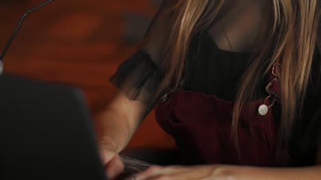 Close-up-junge-Frau-trägt-Smartwatch-mit-Laptop-Computer.-Arbeiten-am-Laptop-in-einem-Straßencafé-weiblich