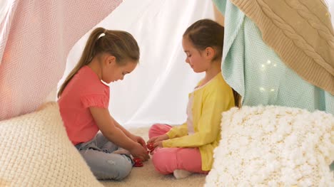 glückliche-Mädchen-in-Kinder-Zelt-spielen-Tea-Party-zu-Hause