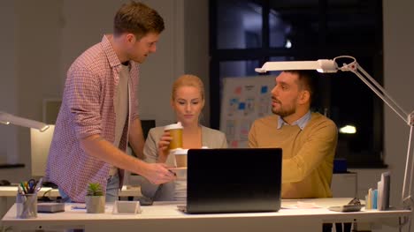 Business-Team-mit-Laptop-und-Kaffee-im-Büro