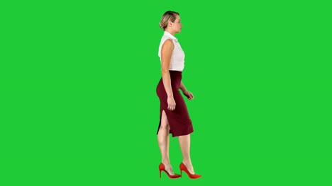 Schöne-junge-Geschäftsfrau-in-Abendgarderobe-zu-Fuß-auf-einem-Green-Screen,-Chroma-Key