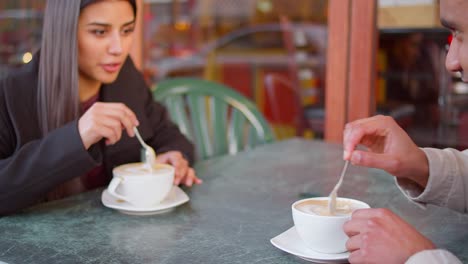 Junges-Paar-genießen-Kaffee-vor-der-downtown-cafe