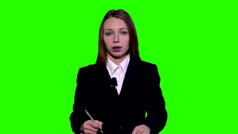 Weibliche-Newsreader-kopieren-trägt-eine-Jacke-und-reden