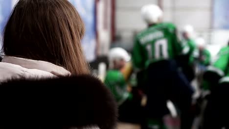 Ventilador-de-mujer-esperando-favorito-jugador-de-hockey-tomar-Autograph-después-de-partido