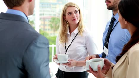 Business-people-standing-im-Konferenz,-trinkt-Kaffee