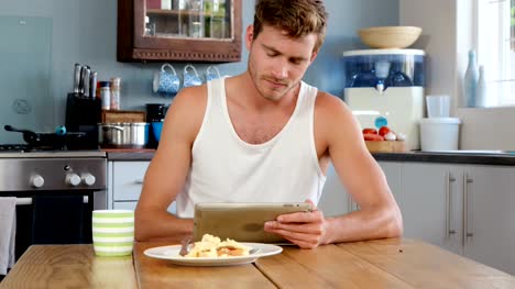 Hombre-usando-tableta-en-cocina