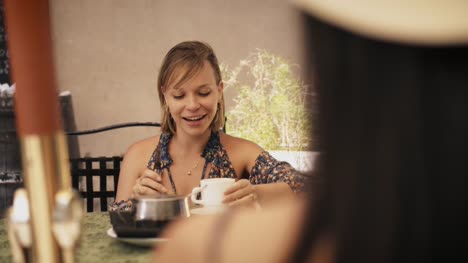 Frauen-Freunde-bei-Cafeteria,-raucht-eine-elektronische-Zigarette