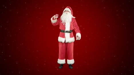 Santa-Claus-bebiendo-té-caliente-o-café-y-deseos-feliz-Navidad-sobre-fondo-rojo-con-nieve