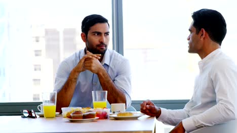 Geschäftskollegen-Interaktion-mit-einander-beim-Frühstück