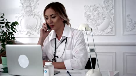 Mujer-médico-explicar-la-condición-del-paciente-por-teléfono-inteligente