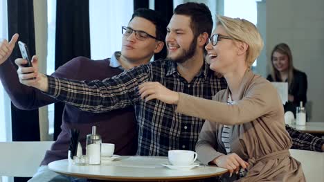 Gruppe-von-glücklich-lächelnde-Menschen-dabei-ein-Selbstporträt-in-einem-Café-eine-Pause