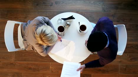 Dos-empresarios-durante-la-reunión-de-trabajo-en-el-café-moderno