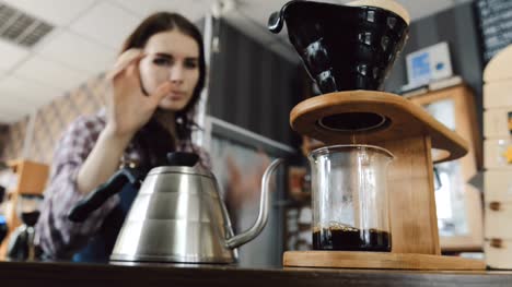 Barista-machen-Kaffee-übergießen