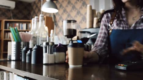 Kunden-bezahlen-mit-Handy-für-Kaffee