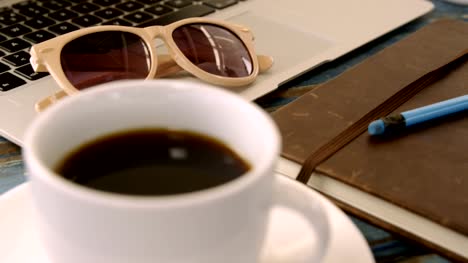 Kaffee,-Veranstalter,-Bleistift,-Sonnenbrille-und-Laptop-auf-Tabelle-4k