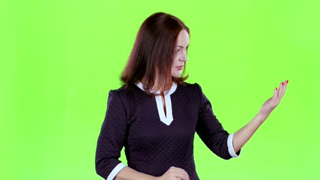Woman-advertises-clothes.-Green-screen