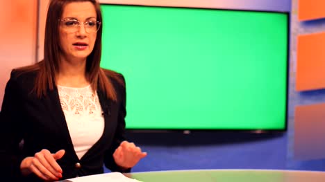 Presentadora-de-televisión,-pantalla-verde-de-fondo