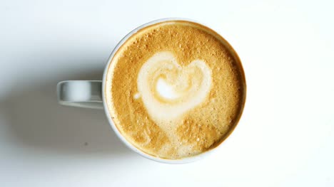 Draufsicht-auf-frischen-Kaffee-mit-Herzform-In-Schaum