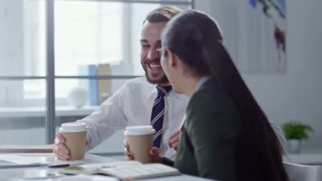 Geschäftspartnern-plaudern-über-Kaffee-im-Büro