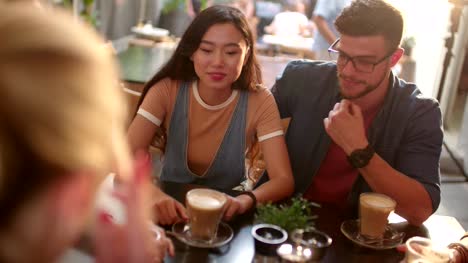 Junge-multi-ethnischen-Hipster-paar-entspannende-und-Kaffeetrinken-mit-Freunden