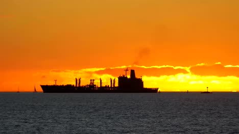 Fracht-Container-Schiff-Segeln-auf-dem-Meer-bei-Sonnenuntergang-in-4-k-Slow-motion