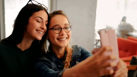 Junge-Frauen,-die-Spaß-unter-Selfies-im-städtischen-Coffee-Shop