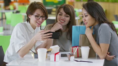 Mujeres-jóvenes-con-Smartphone-en-Cafe