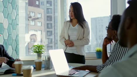 Weibliche-asiatische-Manager-im-Gespräch-mit-Kollegen-zu-treffen