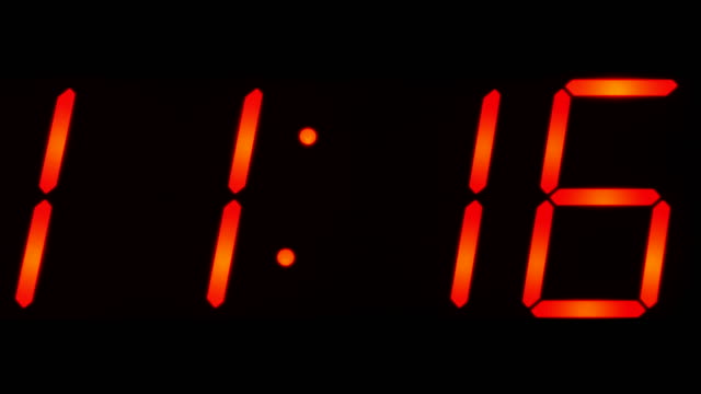 Zeit-zwischen-11:00-und-11:59-am-großen-Digitaluhr-zeigt