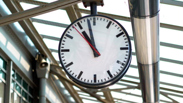 Öffentliche-Uhr-am-Bahnhof-in-4-k-Slow-Motion-60fps