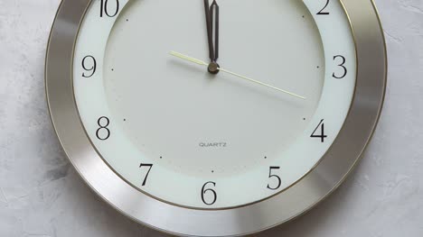 twelve-o-clock-on-the-wall-clock-with-continuously-moving-time