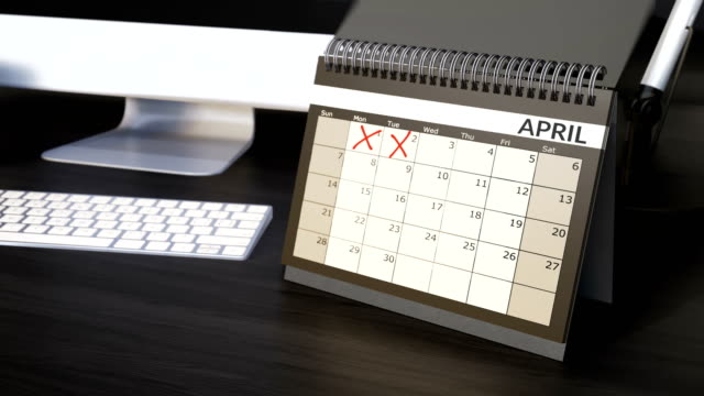 Cruzando-días-en-calendario-de-escritorio.-Contando-días-acelerar,-páginas-de-fliping.-Objetivos-objetivos.