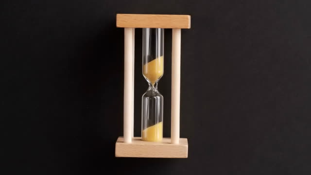 Hourglass-rolls-360-degrees