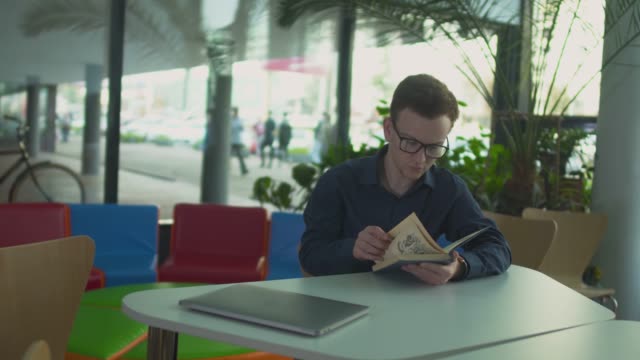 Estudiante-es-leer-el-libro-en-la-biblioteca