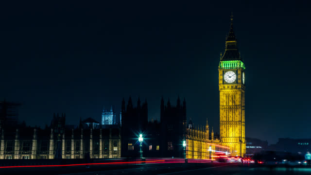London-Big-Ben-At-Night-Light-Trails-Time-Lapse