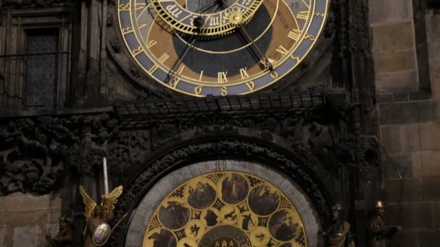 Beleuchtete-Prager-Orloj-bei-Nacht-in-Tschechien-Hauptstadt-3840-X-2160-UHD-kippbaren-Footage---hochdetaillierte-berühmte-astronomische-Uhr-in-Tschechien-langsam-kippen-2160p-UltraHD-video