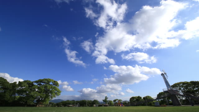 Cielo-despejado-y-nube-con-moderna-windmill-lapso-de-tiempo