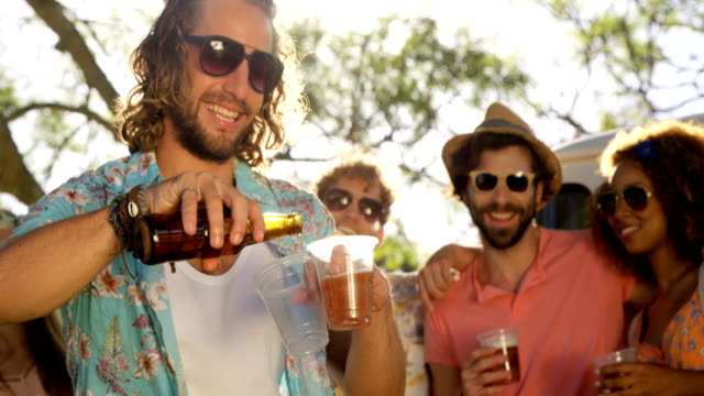 Grupo-de-amigos-hipster-bebiendo-cerveza