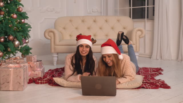 Zwei-glückliche-Frauen-genießen-Sie-Weihnachten-zu-Hause